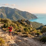 Trail en Corse 2026 : calendrier et courses golden-hour-trail-run-corsican-mountains-and-sea