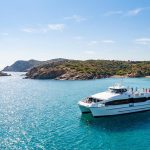 Ferry corse sardaigne : les meilleures options de traversée sleek-ferry-on-sparkling-mediterranean-green-coast