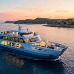 Ferry Corse Italie : quelle traversée choisir en 2025 ? sunset-cruise-modern-ferry-on-mediterranean-sea