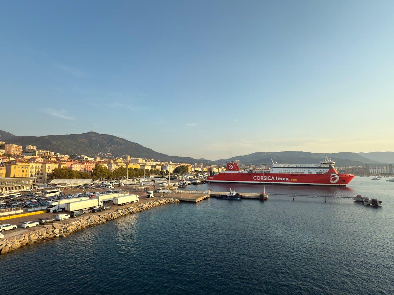 Arrivée en Ferry au port d’Ajaccio, les solutions de transfert pour bien débuter les vacances.