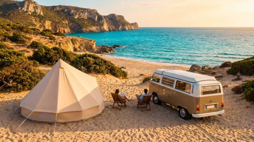 Vue aérienne d'un camping sur une plage sarde. Une tente beige, un van vintage et deux personnes en chaises face à la mer turquoise et aux falaises.
