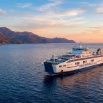 Ferry Toulon Corse : le guide pour réussir votre traversée Un ferry Corsica Linea naviguant sur une mer calme devant les montagnes corses au coucher du soleil.