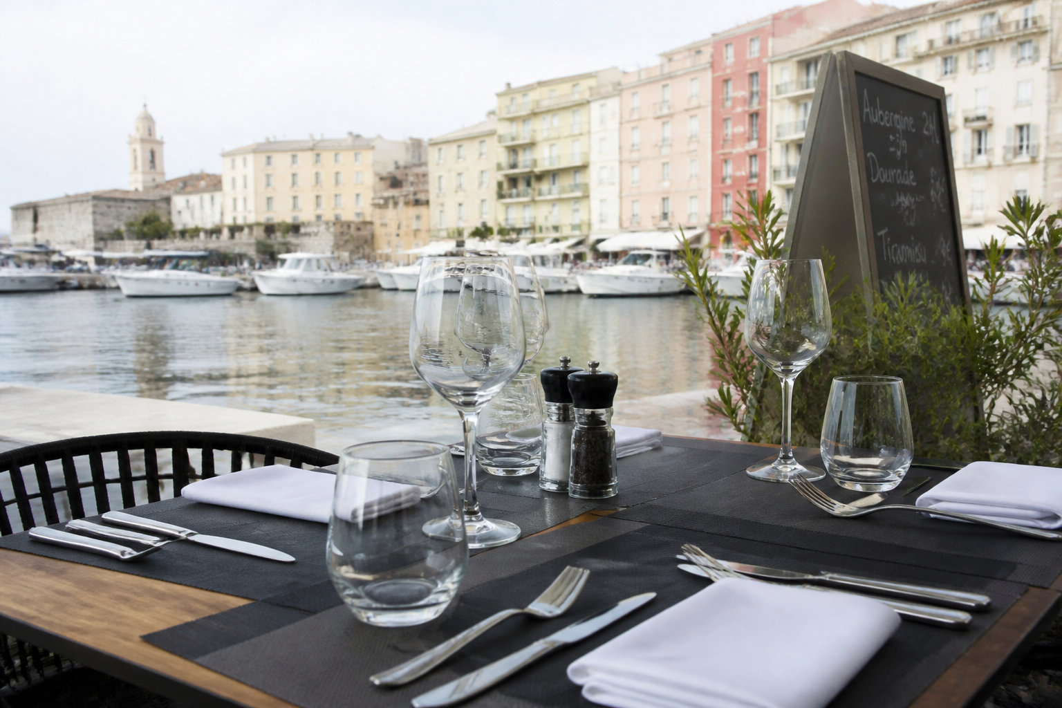 Le Vieux-Port et son atmosphère méditerranéenne authentique